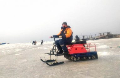 Приморские спасатели опробовали новые мотобуксировщики в ходе рейда по льду Амурского залива