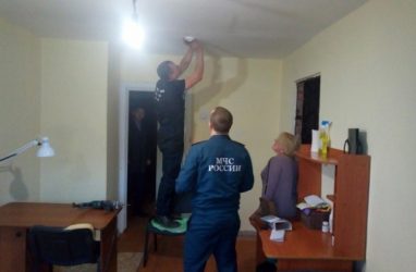 В Приморье в домах и квартирах некоторых семей стали устанавливать пожарные извещатели