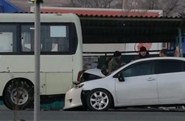 Легковушка протаранила автобус в Приморье