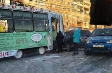 Трамвай протаранил авто во Владивостоке