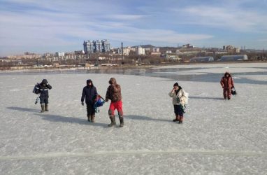 Во Владивостоке с оторвавшейся льдины сняли пятерых рыбаков