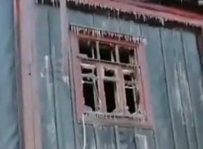 Печальное видео: во Владивостоке у семьи полностью сгорела квартира в бараке