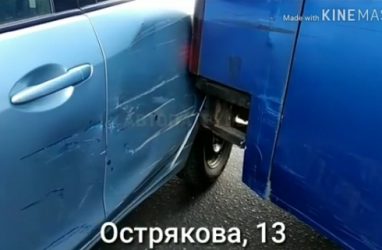 Автомобилистка попала в ДТП с автобусом во Владивостоке