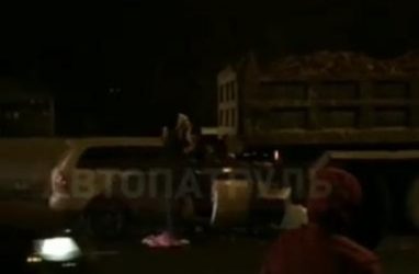 Жуткое ДТП во Владивостоке: легковушка врезалась в самосвал