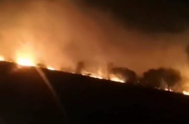 В приморском посёлке Раздольное серьёзный пожар — очевидцы