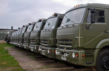 Во Владивостоке огромный армейский грузовик снёс сторожку