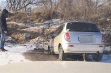 Сток нечистот спровоцировал провал авто под лёд в Приморье