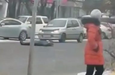 В Приморье неадекватная женщина легла под проезжавшие авто