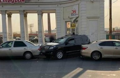 Неуправляемый «Лексус» разбил несколько машин во Владивостоке