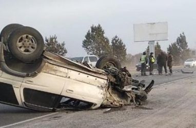 Жуткое ДТП в Приморье: одна машина перевернулась, другая — врезалась в столб