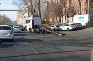 Необычное ДТП во Владивостоке: у тягача отвалился прицеп