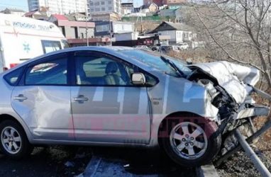 Во Владивостоке автомобиль чуть не «слетел» с высокого косогора