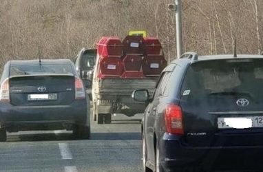 Полный грузовик гробов на трассе возмутил женщину в Приморье