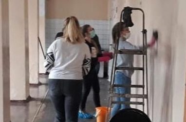 Во Владивостоке ученикам загоревшейся школы поручили её отмывать