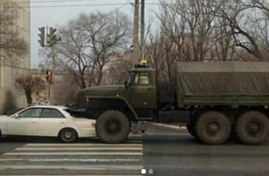 Огромный армейский грузовик «прижал» легковушку в Приморье