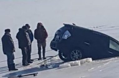 Очередной автомобиль ушёл под лёд в Приморье