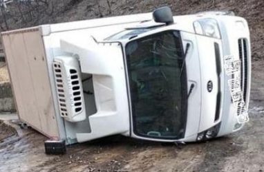 Во Владивостоке грузовик-рефрижератор перевернулся на обледенелой дороге