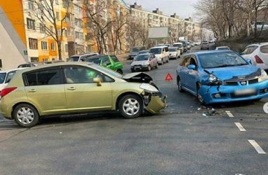 Жёсткое лобовое ДТП произошло во Владивостоке