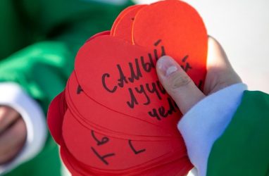 «Любовь сильнее страха»: в Приморье молодой человек сделал предложение девушке во время уличной акции