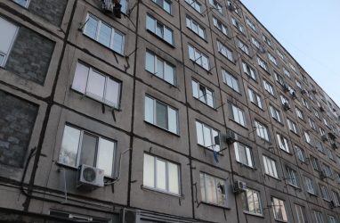 Житель Владивостока погиб, выпав из окна