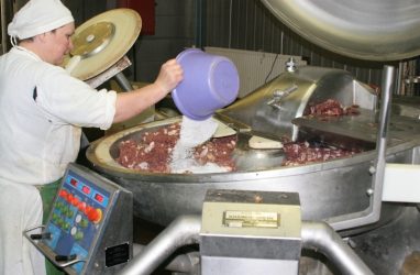 Известный производитель попытался накормить приморцев колбасой с антибиотиком