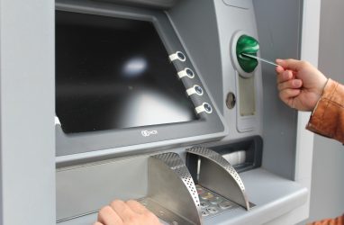 В Приморье женщина взяла деньги, торчащие из банкомата, и попала под уголовное дело
