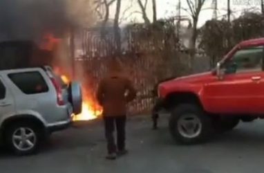 Очевидцы пожара спасли припаркованный автомобиль во Владивостоке