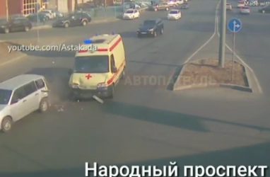 «Скорая», спешащая на вызов, протаранила машину во Владивостоке