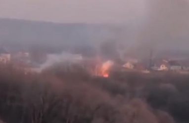 Природный пожар чуть не перекинулся на жилые дома в Приморье