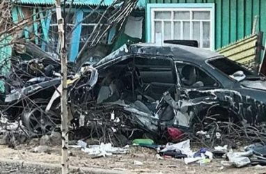 Жуткое ДТП в Приморье: машина врезалась в дом и превратилась в груду металла