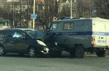 В Приморье легковушка протаранила полицейскую машину