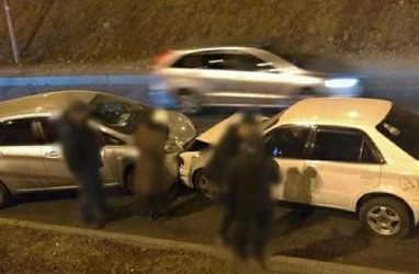 Во Владивостоке машина скатилась с косогора и врезалась в другую