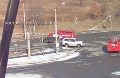 В Приморье легковушка протаранила пожарный автомобиль