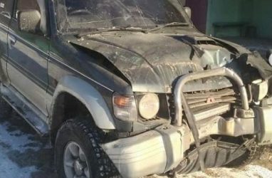 На Русском острове автомобиль врезался в подъезд жилого дома