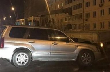 Во Владивостоке водитель заснул за рулём и врезался в эвакуатор