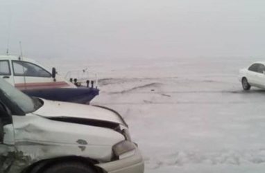 Машины столкнулись на льду Амурского залива во Владивостоке: погиб человек
