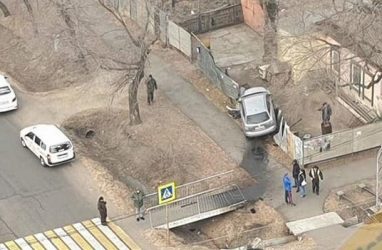 Машина протаранила забор на перекрёстке во Владивостоке