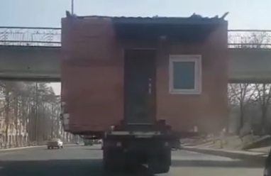 В Приморье в кузове грузовика перевозили кирпичный дом