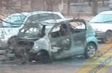 Машина сгорела ночью на территории больницы в Приморье