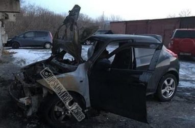 Очередной автомобиль выгорел дотла во Владивостоке