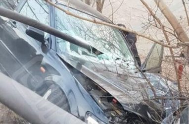 Пассажирку авто зажало дорожным ограждением после ДТП во Владивостоке