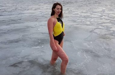 Во Владивостоке девушка «вмёрзла» в лёд