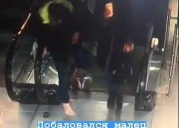 Во Владивостоке обувь молодого человека затянуло в эскалатор