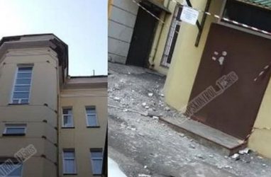 Исторический дом в самом центре Владивостока стал опасен для горожан