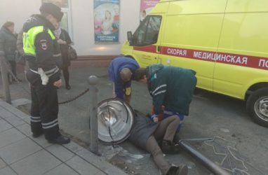 Во Владивостоке на женщину упал столб, который протаранил грузовик