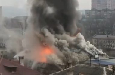Страшный пожар во Владивостоке: горит ресторан