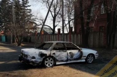 В Уссурийске ночью автомобиль сгорел дотла