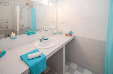 На что обратить внимание при выборе зеркала для ванной комнаты?