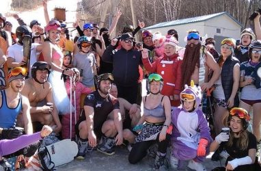 Приморские горнолыжники и сноубордисты спустились с горы в пляжной одежде