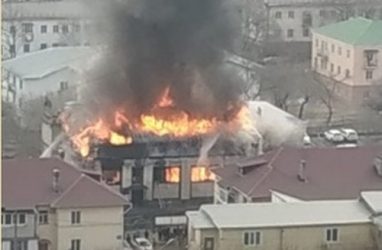 Жуткий пожар в ресторане во Владивостоке тушат 35 огнеборцев — МЧС